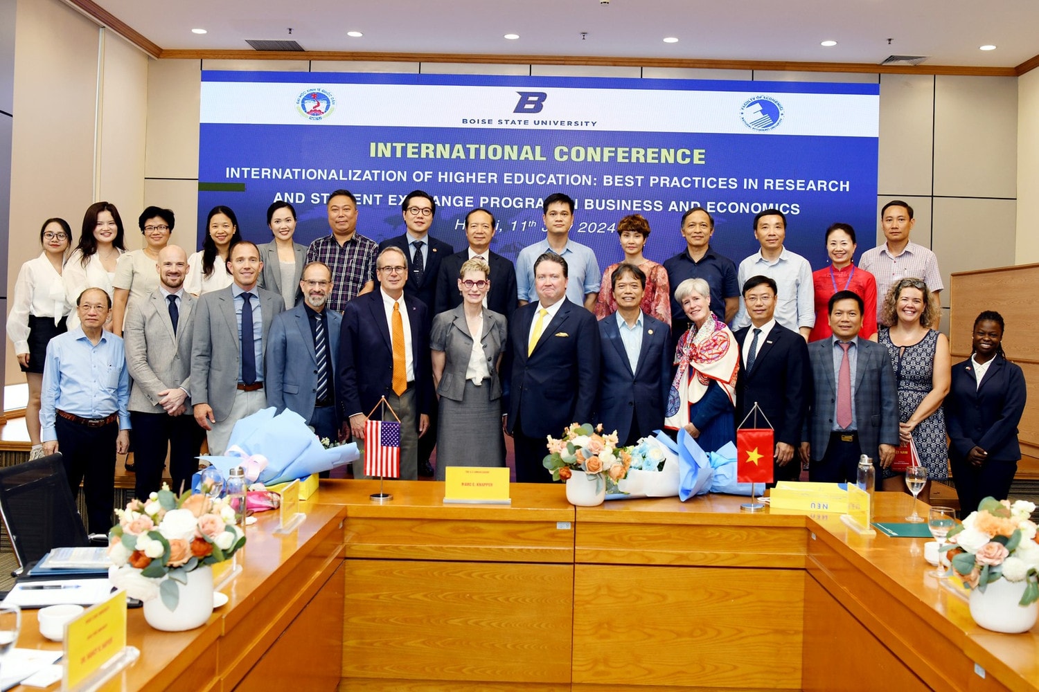 Đại sứ Mỹ cùng lãnh đạo Trường Đại học Kinh tế Quốc dân, lãnh đạo Đại học Boise State và các báo cáo viên tại Hội thảo Thành công của chương trình liên kết đào tạo quốc tế quyết định bởi giá trị gia tăng mà trường đại học nội địa tạo r -0