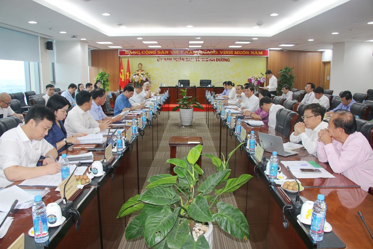 Quang cảnh cuộc làm việc Tổng Thư ký Quốc hội Bùi Văn Cường chủ trì làm việc với UBND tỉnh Bình Dương về thực hiện chính sách, pháp luật về quản lý thị trường bất động sản và nhà ở xã hội