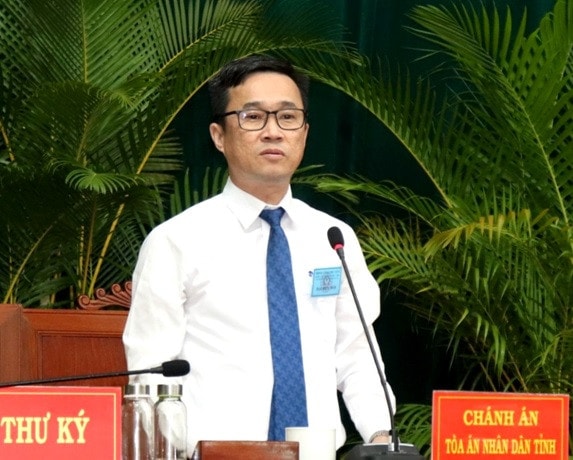 Chánh án TAND tỉnh Trần Huy Đức trả lời chất vấn - ẢNH MỸ LUẬN
