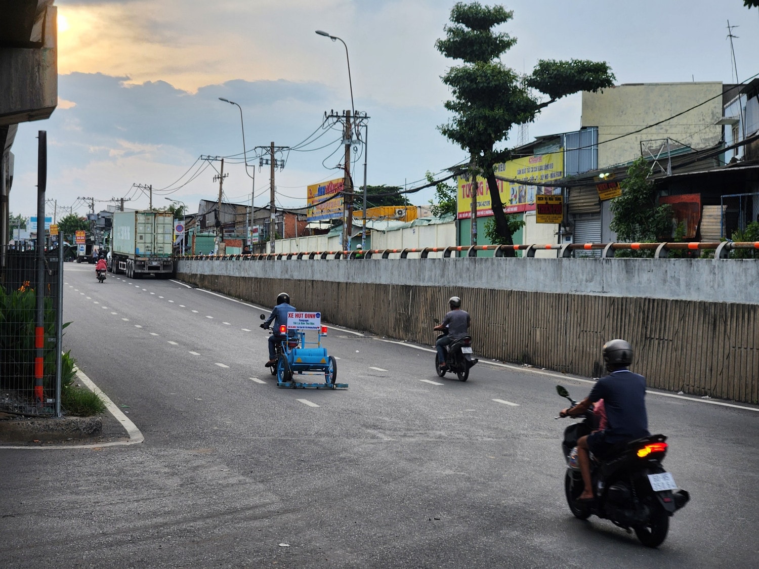 Một ngày, đội tình nguyện đi hút đinh gom được hàng trăm mảnh sắt hình thoi