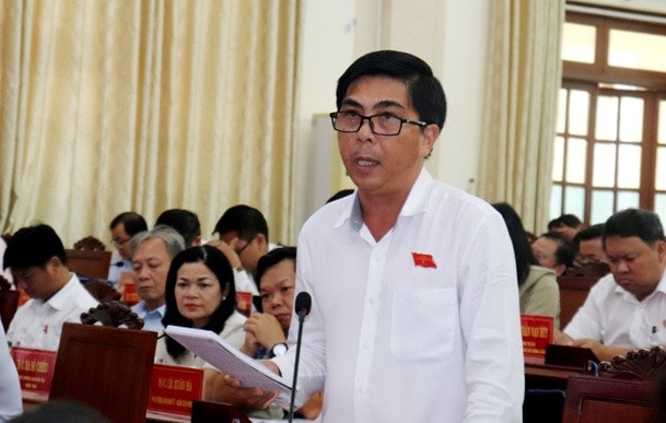 Trưởng Ban Pháp chế HĐND tỉnh Trần Công Hoan chất vấn Chánh án TAND tỉnh - ẢNH MỸ LUẬN