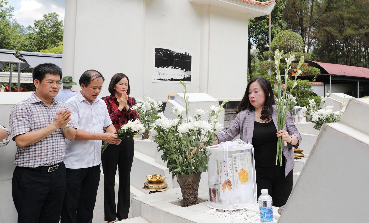 Báo Đại biểu Nhân dân dâng hương, tri ân các Anh hùng liệt sĩ tại các tỉnh Quảng Trị, Quảng Bình, Hà Tĩnh và Nghệ An -0
