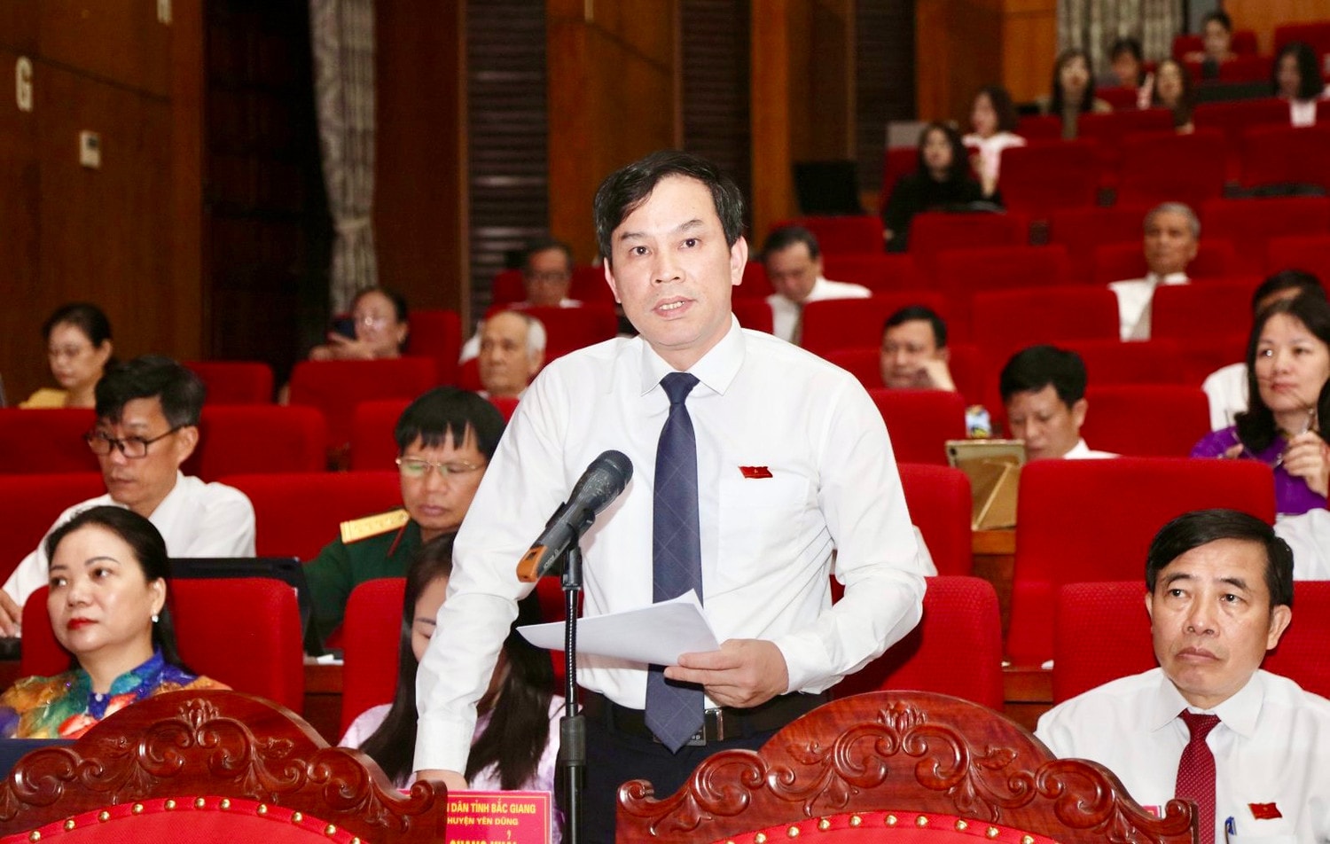 Đại biểu Tạ Quang Khải (huyện Yên Dũng) thảo luận tại hội trường về phát triển nông nghiệp. Ảnh: An Nhiên