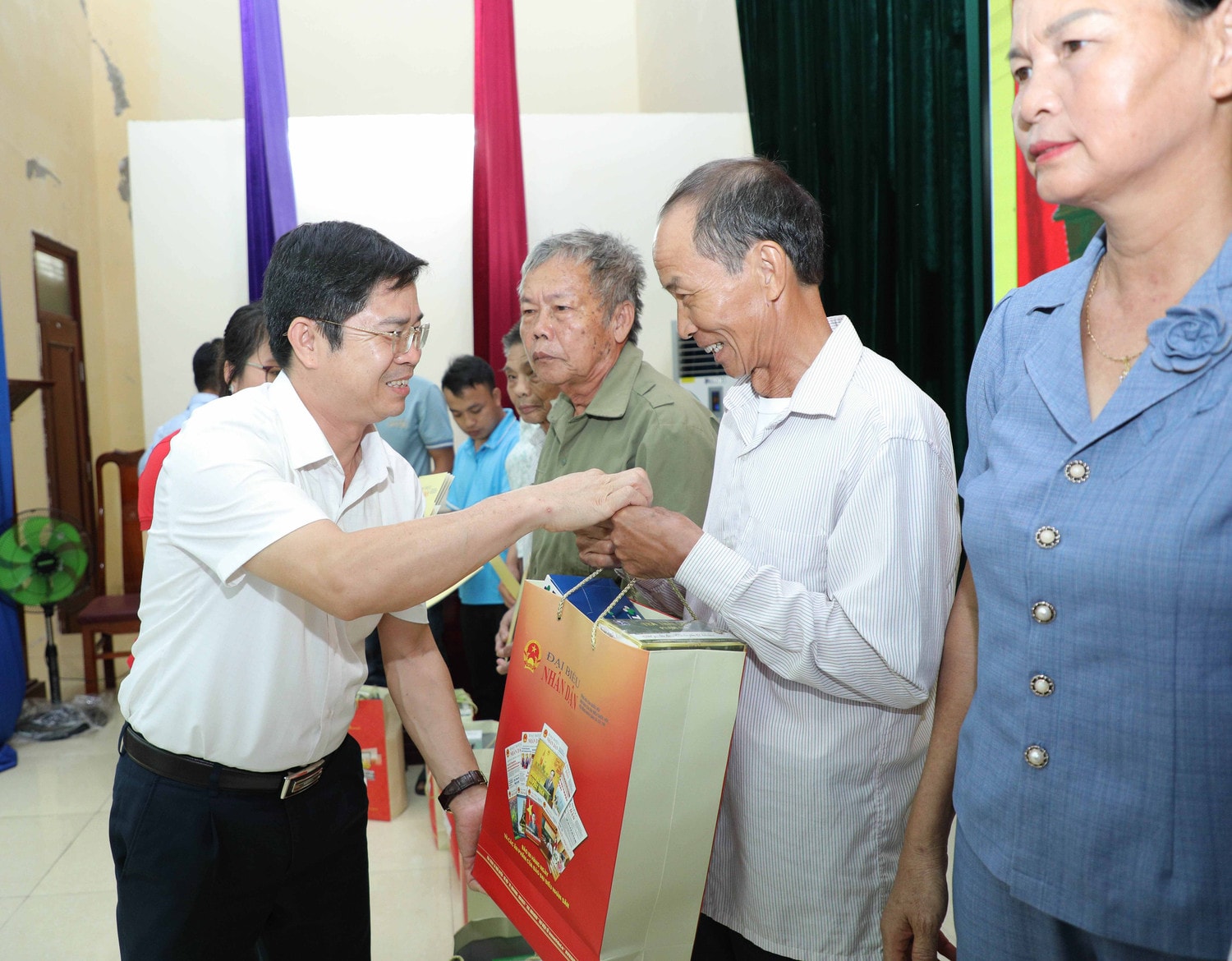Báo Đại biểu Nhân dân dâng hương, tri ân các Anh hùng liệt sĩ tại các tỉnh Quảng Trị, Quảng Bình, Hà Tĩnh và Nghệ An -2