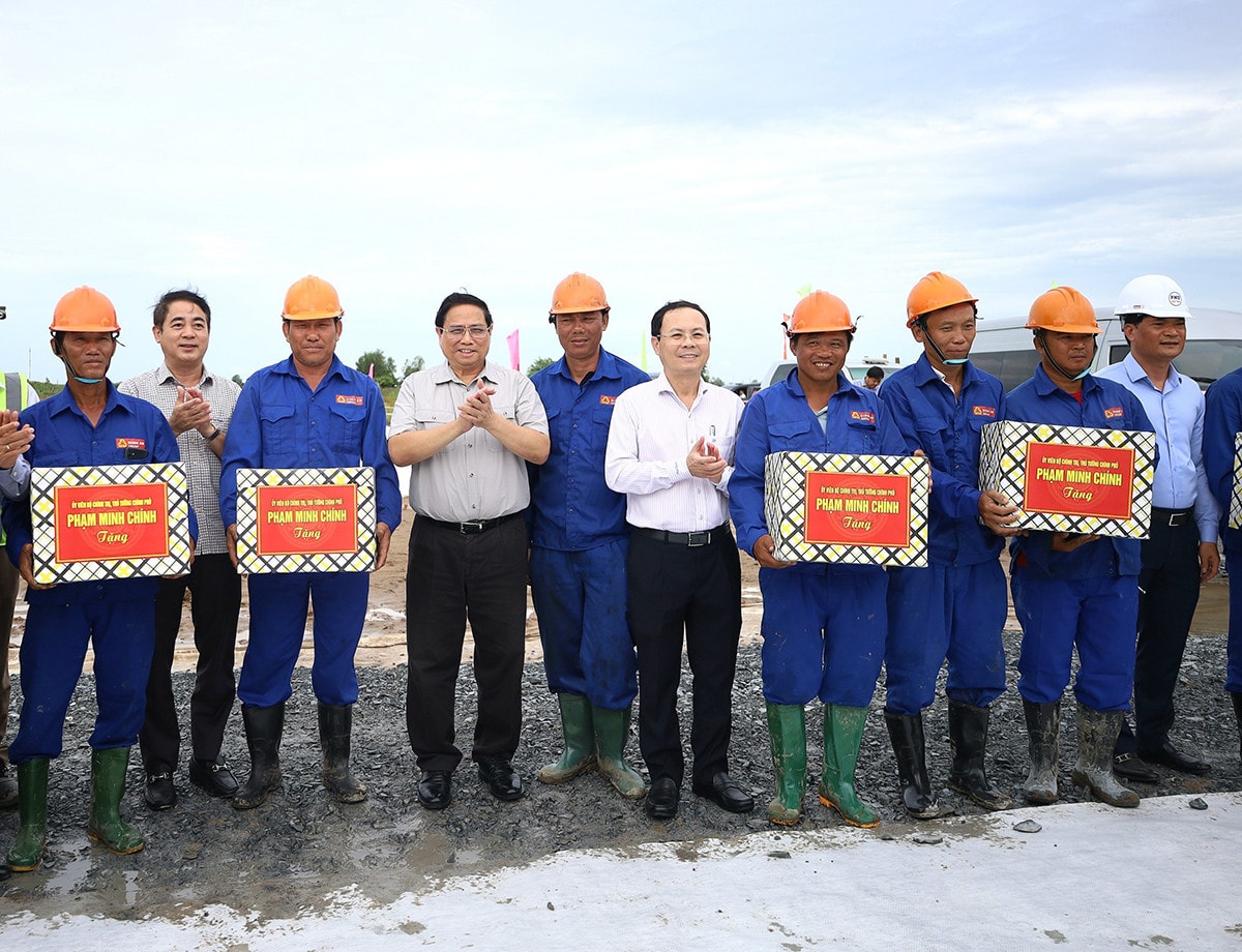 Thủ tướng Phạm Minh Chính chủ trì cuộc làm việc thúc đẩy hạ tầng giao thông vùng đồng bằng sông Cửu Long -1