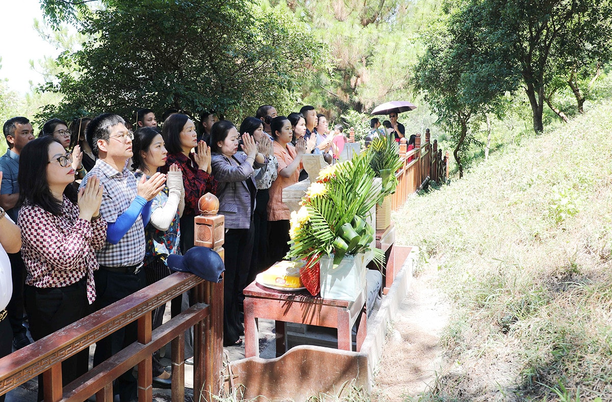 Báo Đại biểu Nhân dân dâng hương, tri ân các Anh hùng liệt sĩ tại các tỉnh Quảng Trị, Quảng Bình, Hà Tĩnh và Nghệ An -4