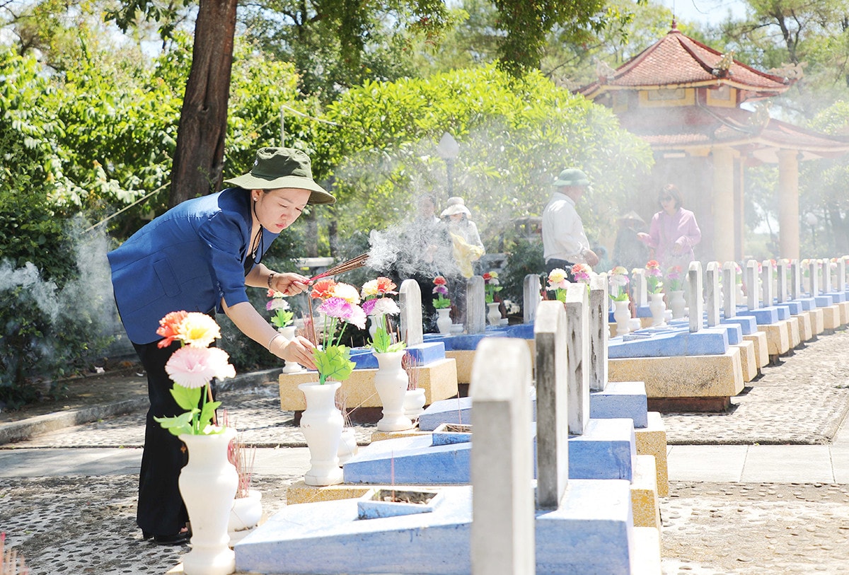 Báo Đại biểu Nhân dân dâng hương, tri ân các Anh hùng liệt sĩ tại các tỉnh Quảng Trị, Quảng Bình, Hà Tĩnh và Nghệ An -2