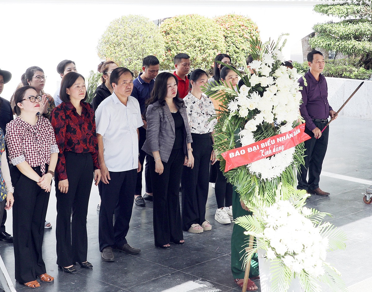 Báo Đại biểu Nhân dân dâng hương, tri ân các Anh hùng liệt sĩ tại các tỉnh Quảng Trị, Quảng Bình, Hà Tĩnh và Nghệ An -5
