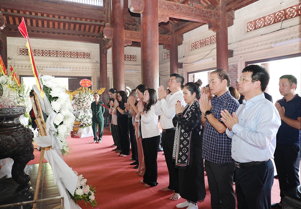 Báo Đại biểu Nhân dân dâng hương, tri ân các Anh hùng liệt sĩ tại các tỉnh Quảng Trị, Quảng Bình, Hà Tĩnh và Nghệ An -0