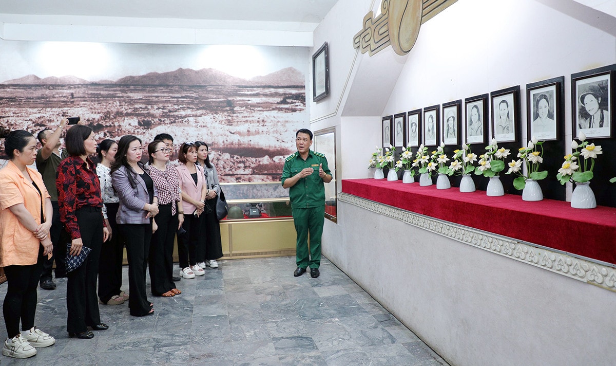 Báo Đại biểu Nhân dân dâng hương, tri ân các Anh hùng liệt sĩ tại các tỉnh Quảng Trị, Quảng Bình, Hà Tĩnh và Nghệ An -4