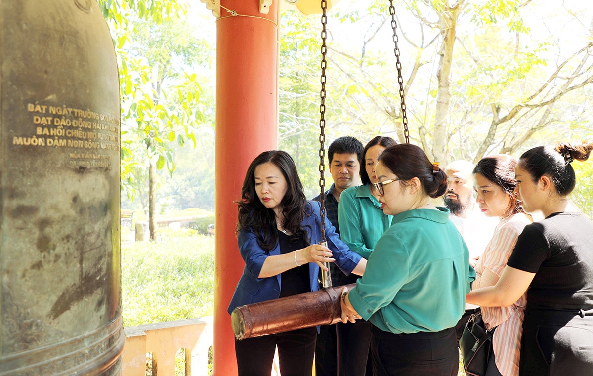 Báo Đại biểu Nhân dân dâng hương, tri ân các Anh hùng liệt sĩ tại các tỉnh Quảng Trị, Quảng Bình, Hà Tĩnh và Nghệ An -1