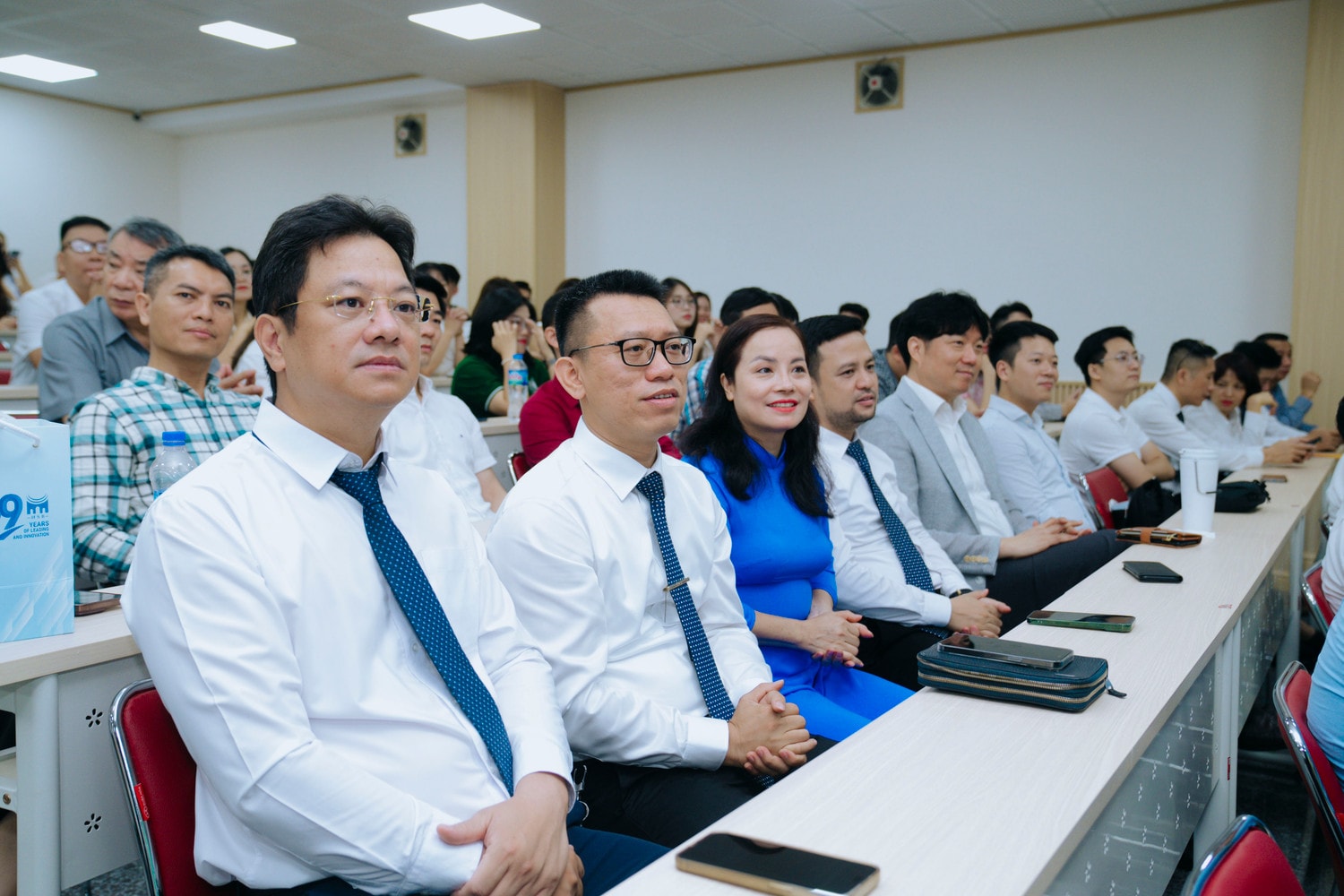 Đại biểu tham dự buổi lễ Trường Quản trị và Kinh doanh, Đại học Quốc gia Hà Nội lễ kỷ niệm 29 năm ngày thành lập -0