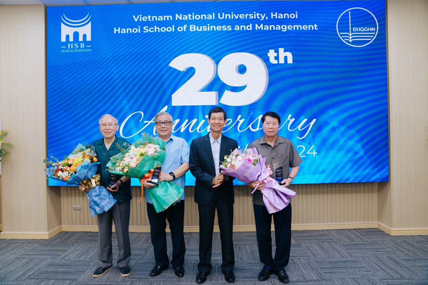 Hiệu trưởng Trường Quản trị và Kinh doanh tri ân các giảng viên đã có nhiều đóng góp cho sự phát triển của nhà trường Trường Quản trị và Kinh doanh, Đại học Quốc gia Hà Nội lễ kỷ niệm 29 năm ngày thành lập -0