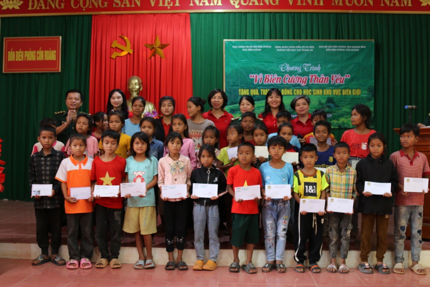  Quảng Bình: Tặng công trình năng lượng mặt trời cho điểm trường biên giới chưa có điện lưới -0