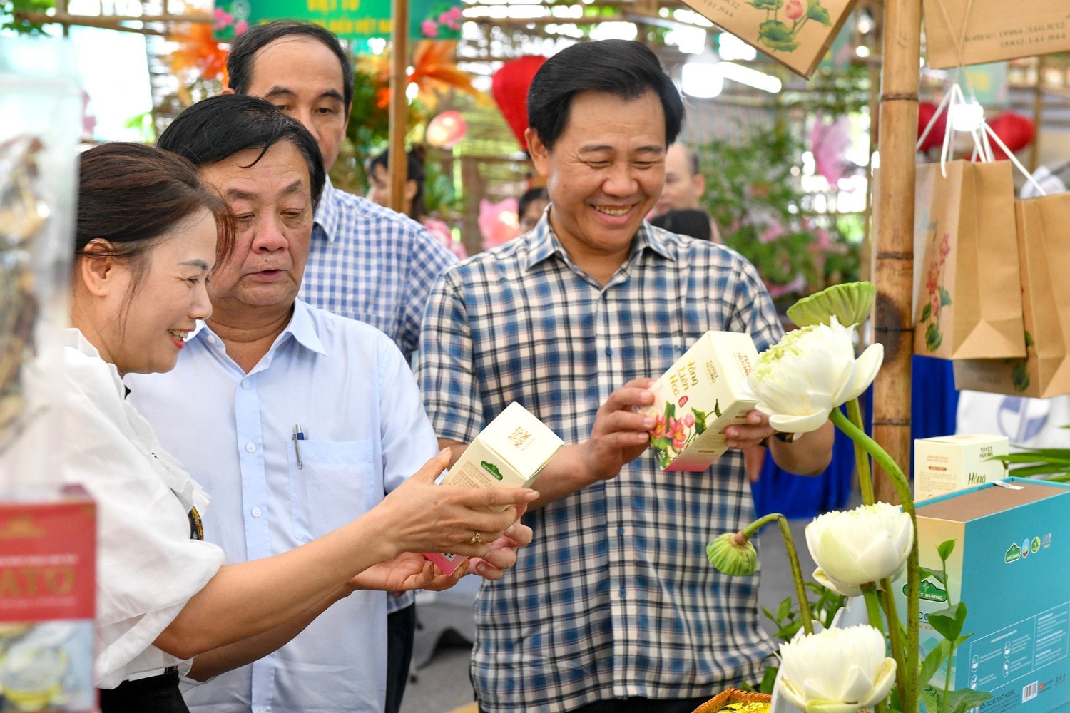 Bộ trưởng Bộ Nông nghiệp và phát triển Nông thôn Lê Minh Hoan đi thăm quan và động viên các chủ thể tham gia Lễ hội sen Hà Nội 2024 -0