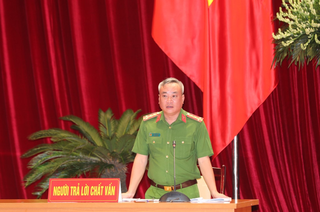 Đại tá Nguyễn Thuận, Phó Giám đốc Công an tỉnh trả lời chất vấn tại kỳ họp. Ảnh: Q.M.G