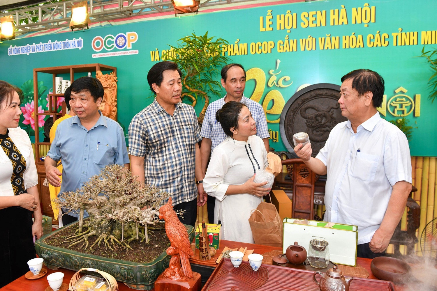 Bộ trưởng Bộ Nông nghiệp và phát triển Nông thôn Lê Minh Hoan đi thăm quan và động viên các chủ thể tham gia Lễ hội sen Hà Nội 2024 -0