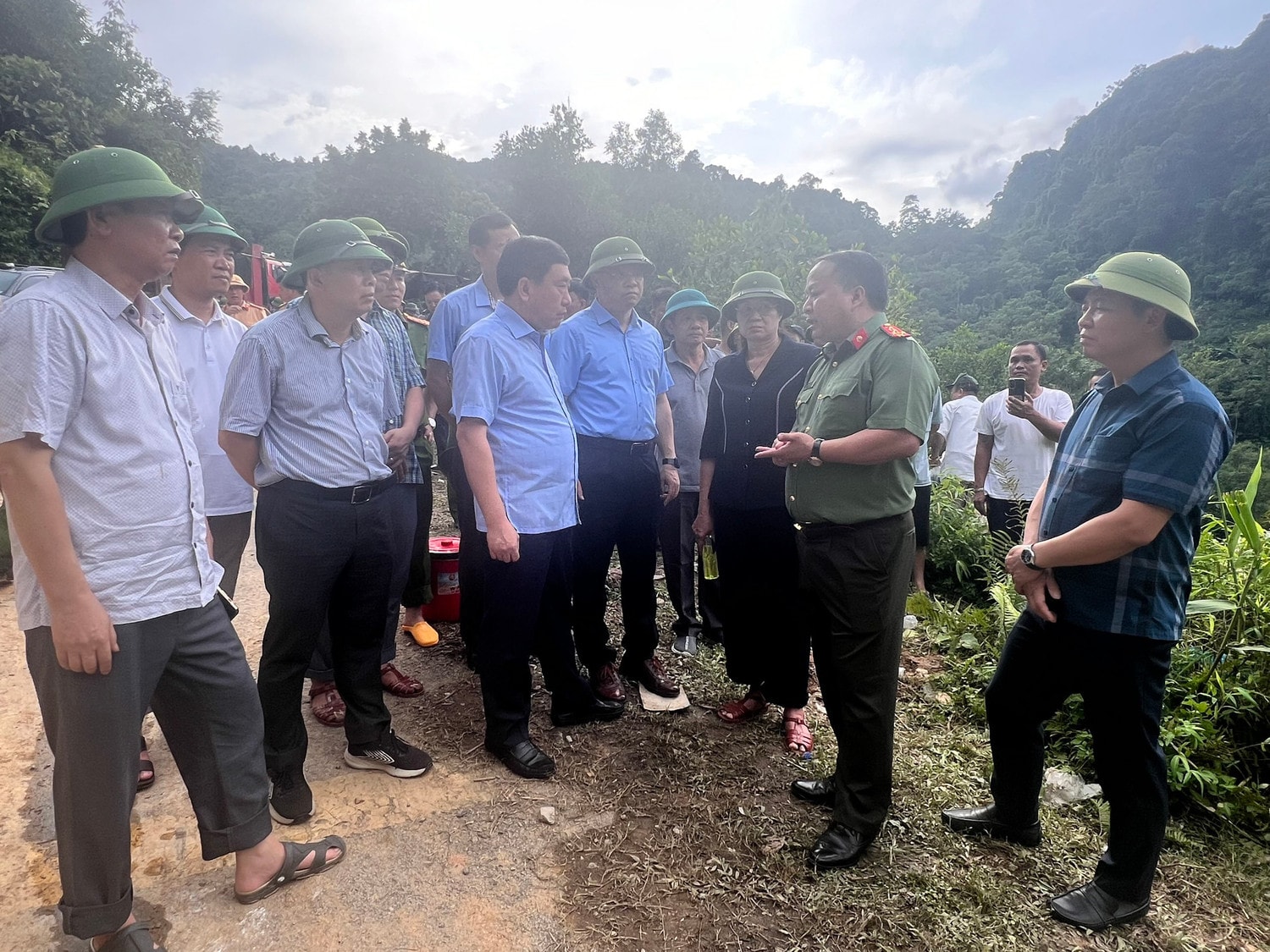 Uỷ ban ATGT Quốc gia thăm hỏi gia đình có nạn nhân tử vong tại Hà Giang -0