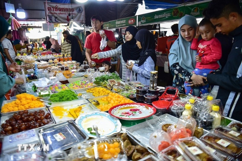 At a market in Thailand (Photo: AFP) Thai Government plans measures to accelerate economy -0
