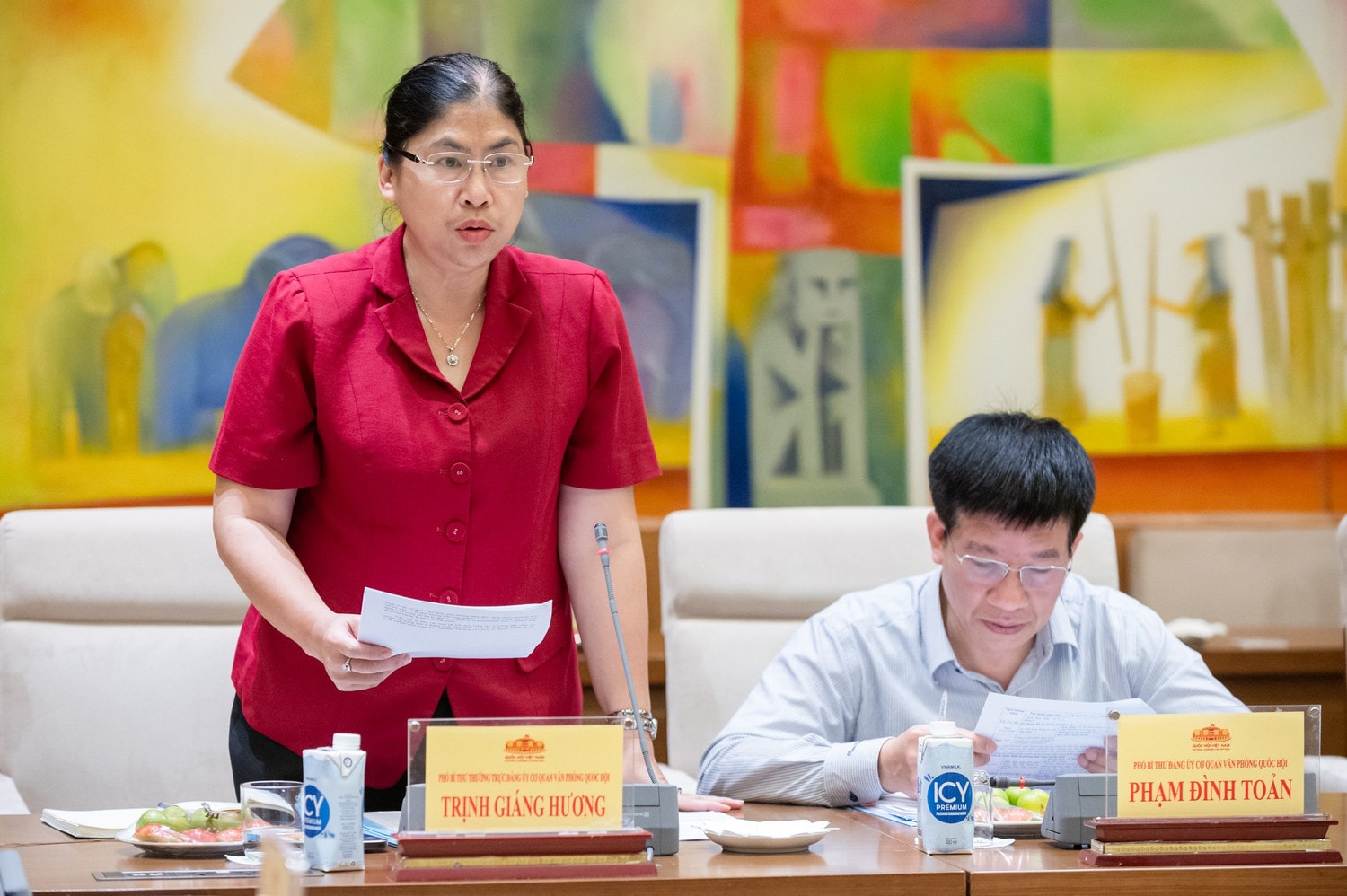 Phó Bí thư Thường trực Đảng ủy Cơ quan VPQH Trịnh Giáng Hương phát biểu
