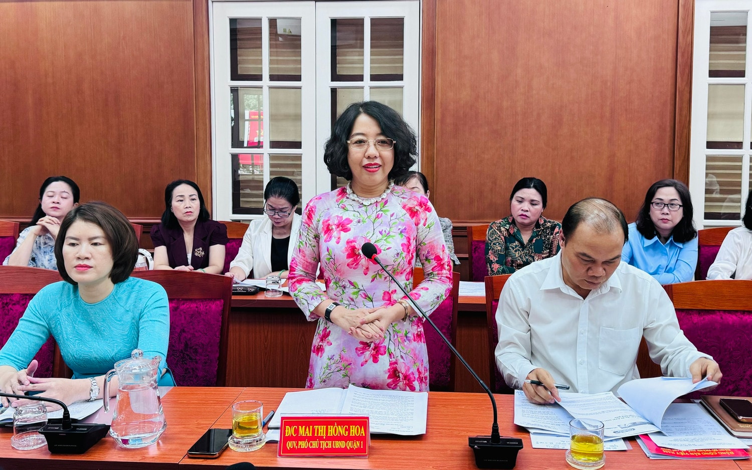 Phó Chủ tịch UBND Quận 1 Mai Thị Hồng Hoa phát biểu tại cuộc làm việc 