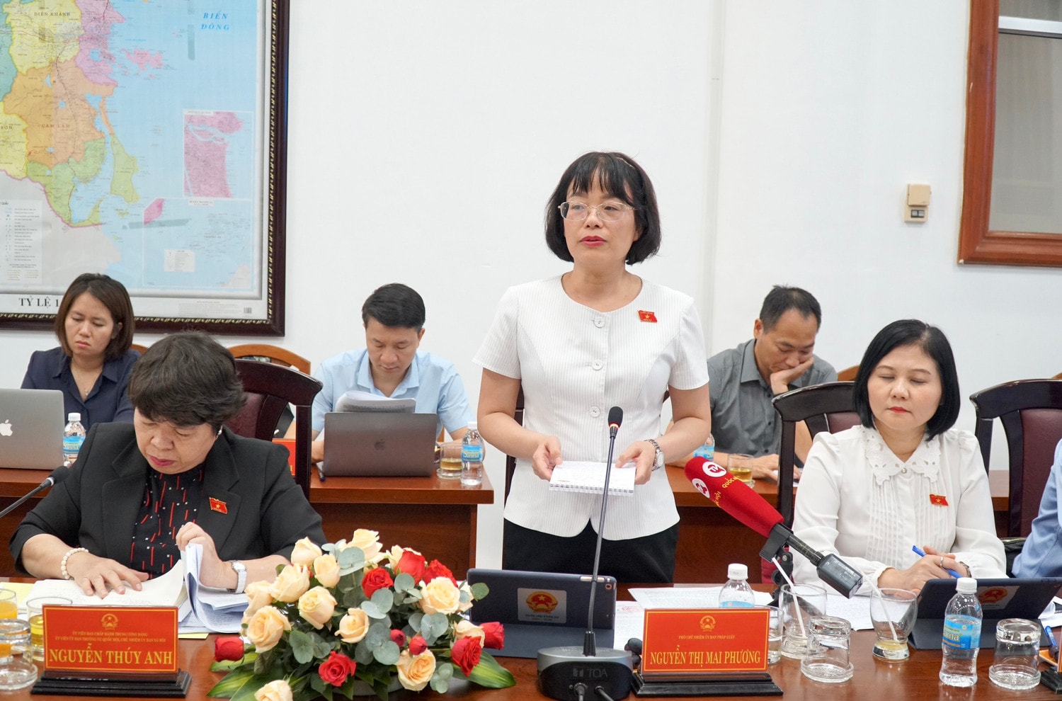 Phó chủ nhiệm Ủy ban Pháp luật Nguyễn Thị Mai Phương ghi nhận các ý kiến kiến nghị của doanh nghiệp cũng như UBND tỉnh Khánh Hoà