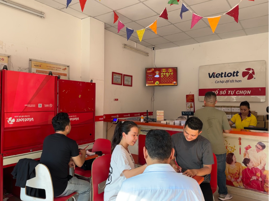 Nhộn nhịp “săn” giải 132 tỷ đồng tại điểm bán hàng Vietlott -0