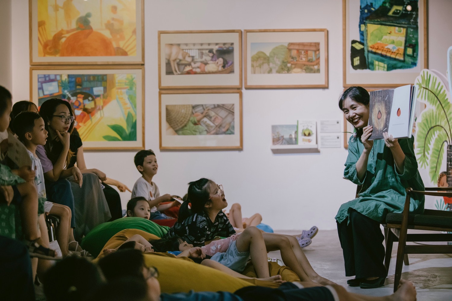 Tác giả Phạm Thị Hoài Anh và các gia đình tham gia Workshop Bắt đầu từ một trang sách