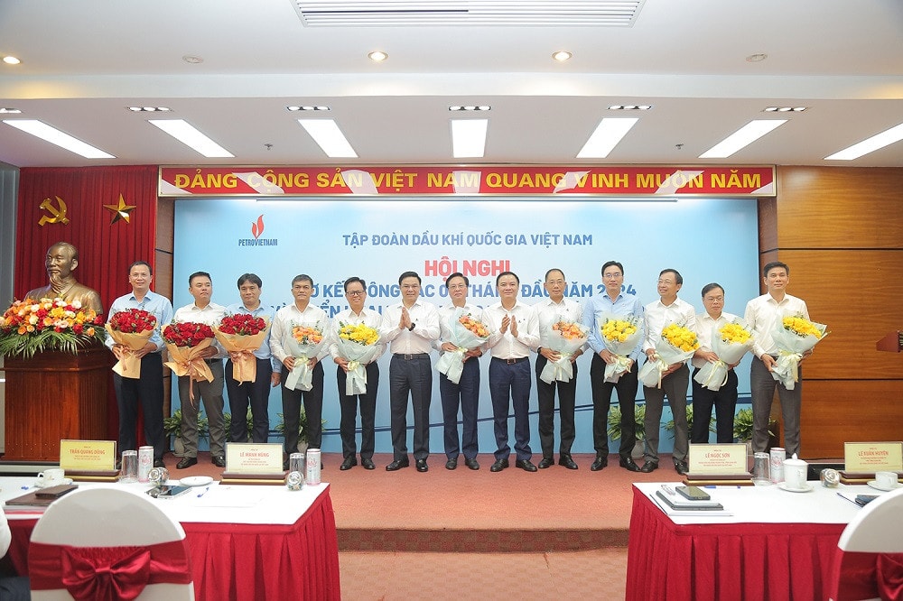 Lãnh đạo Tập đoàn tuyên dương các tập thể có thành tích xuất sắc trong hoạt động 6 tháng đầu năm. Ảnh: Petrovietnam Tăng tốc và bứt phá -0