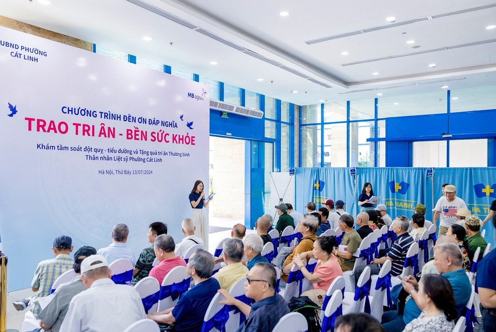 MB Ageas Life thăm khám sức khoẻ và tặng quà cho người có công phường Cát Linh -0