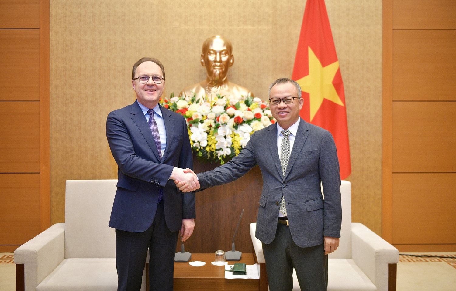 Phó Chủ nhiệm Ủy ban Đối ngoại Nguyễn Mạnh Tiến bắt tay Đại sứ Liên bang Nga tại Việt Nam