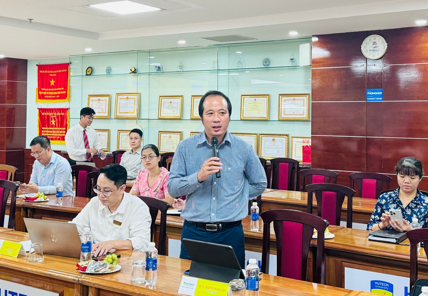 Phó Hiệu trưởng Trường đại học Công nghệ TP. Hồ Chí Minh Nguyễn Trung Kiên phát biểu tại cuộc làm việc