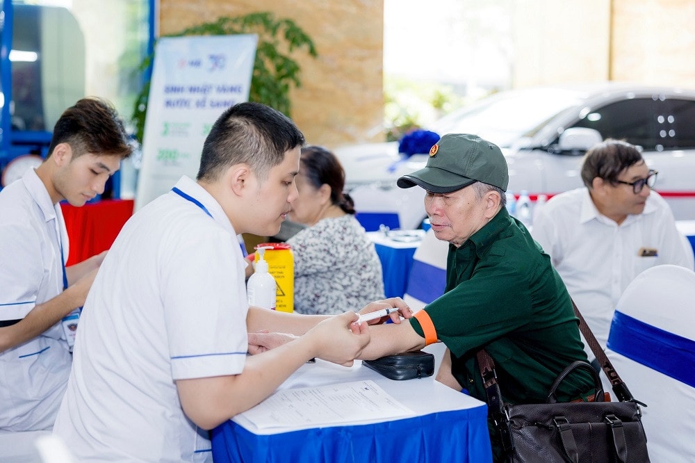 MB Ageas Life thăm khám sức khoẻ và tặng quà cho người có công phường Cát Linh -0