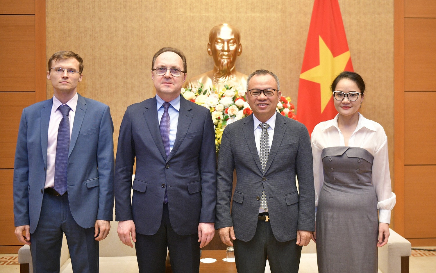 Các đại biểu chụp ảnh lưu niệm 
