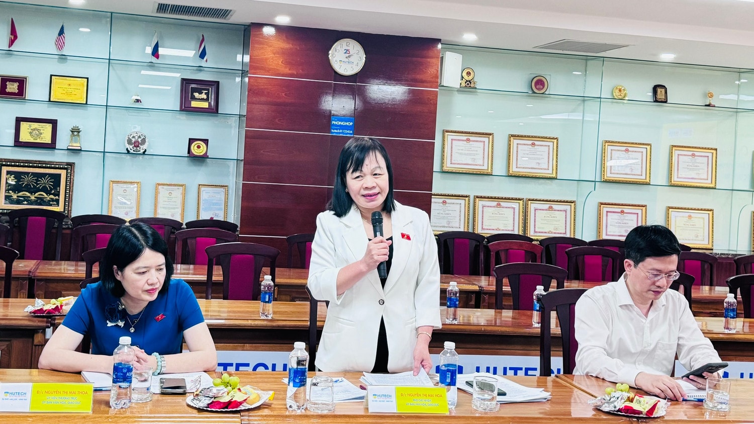 Phó Chủ nhiệm Ủy ban Văn hóa, Giáo dục Nguyễn Thị Mai Hoa phát biểu tại cuộc làm việc