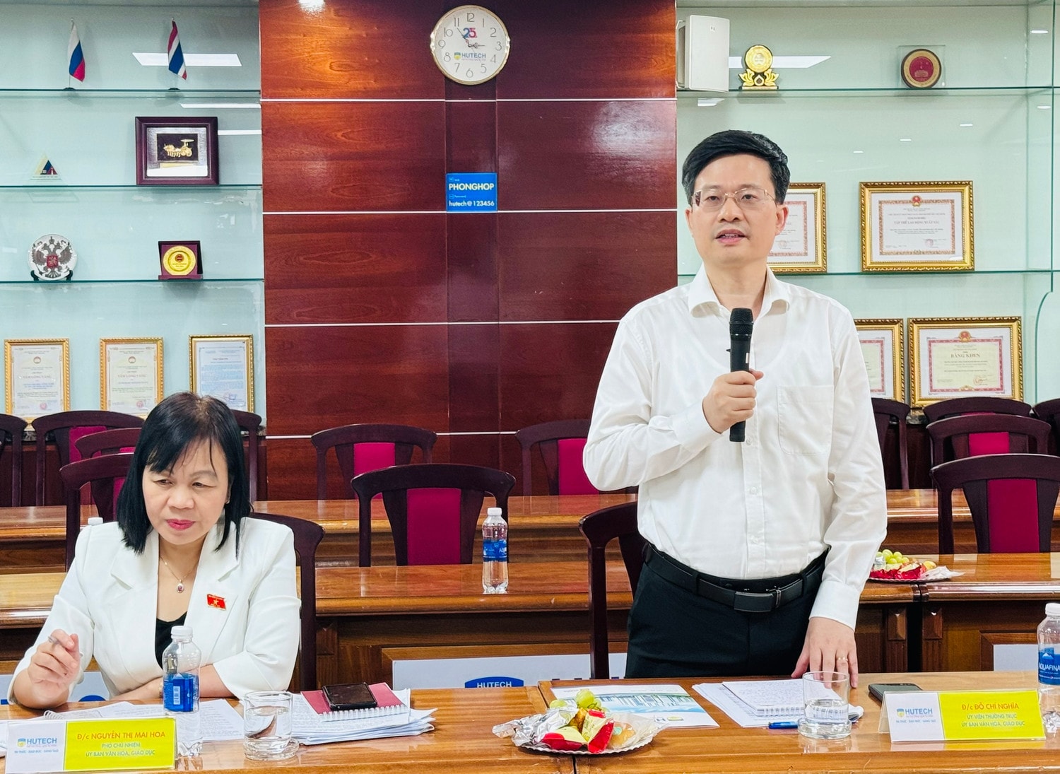 Ủy viên Thường trực Ủy ban Văn hóa, Giáo dục Đỗ Chí Nghĩa phát biểu tại cuộc làm việc