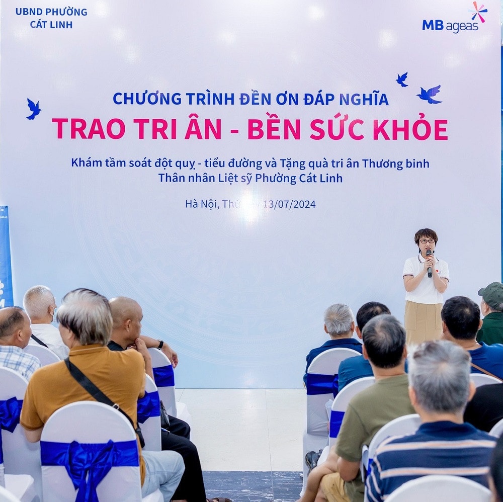 MB Ageas Life thăm khám sức khoẻ và tặng quà cho người có công phường Cát Linh -0