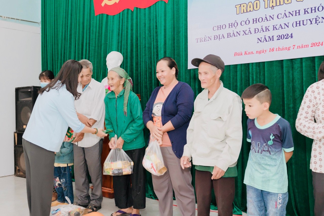 Trao tặng 100 suất quà đến gia đình khó khăn -0