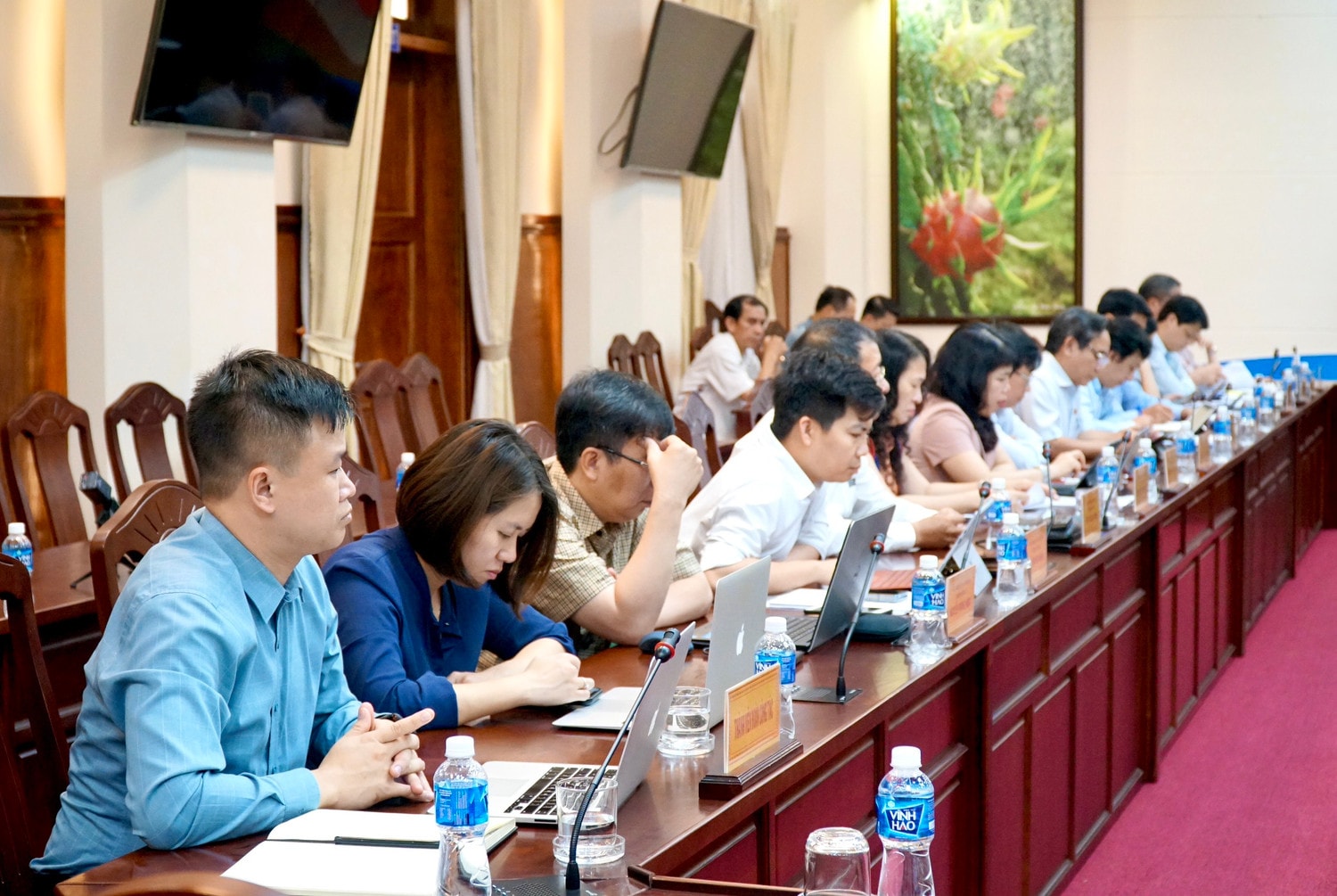 Các thành viên Đoàn giám sát của Quốc hội lắng nghe ý kiến của UBND tỉnh Bình Thuận