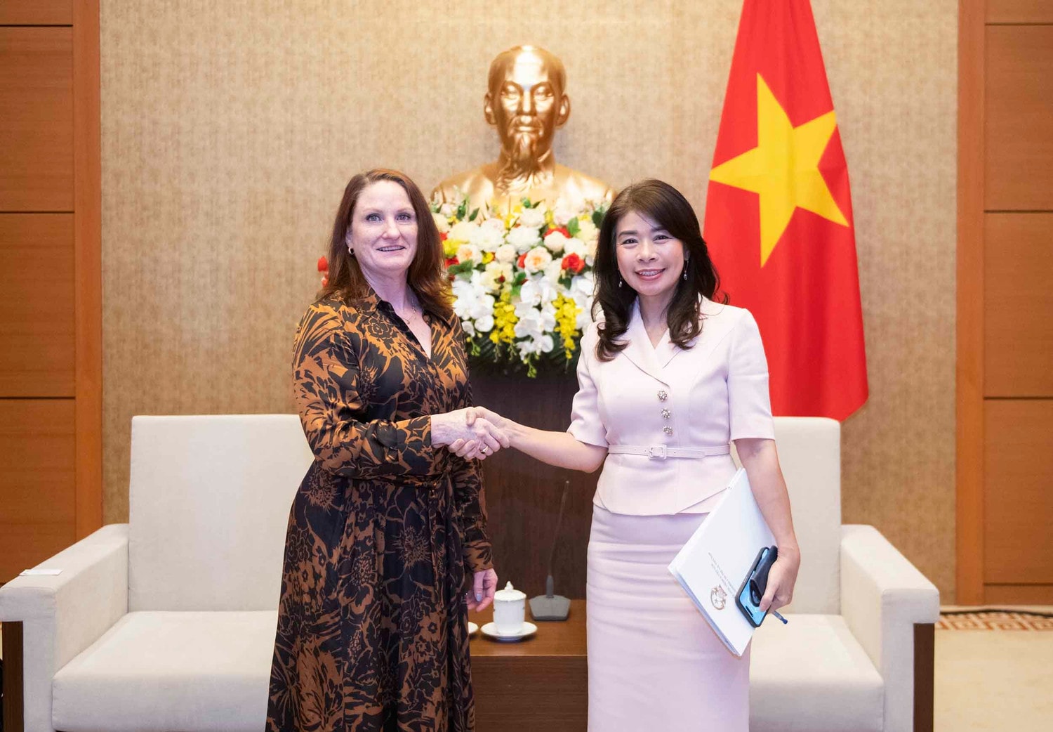 Phó Chủ nhiệm Ủy ban Đối ngoại Lê Thu Hà tiếp Đại sứ New Zealand tại Việt Nam