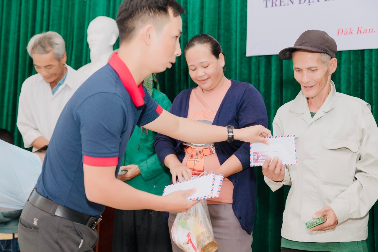 Trao tặng 100 suất quà đến gia đình khó khăn -0