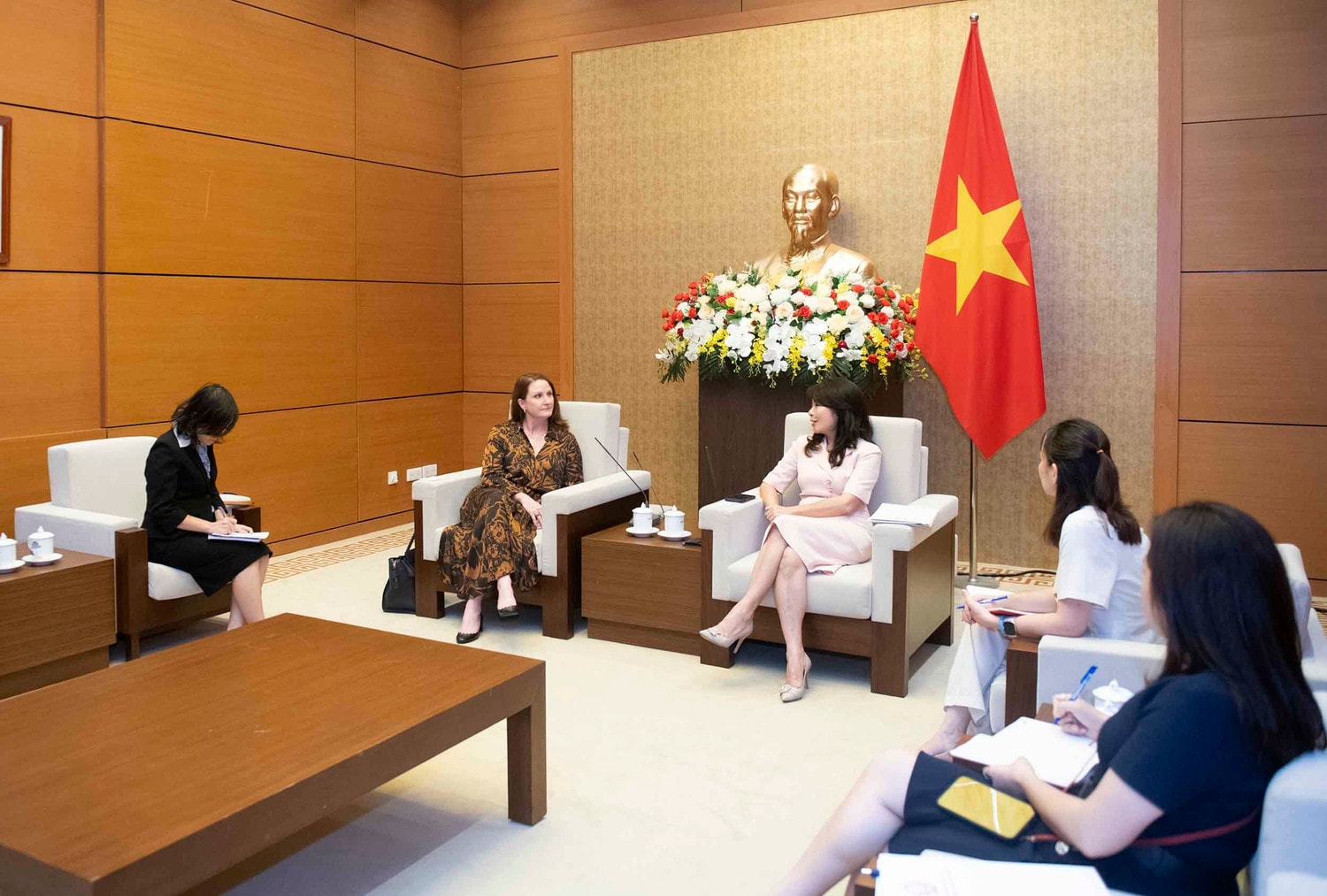 Phó Chủ nhiệm Ủy ban Đối ngoại Lê Thu Hà tiếp Đại sứ New Zealand tại Việt Nam