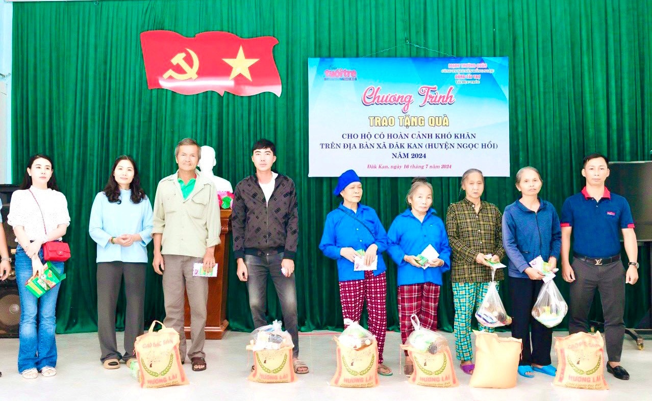 Trao tặng 100 suất quà đến gia đình khó khăn -0