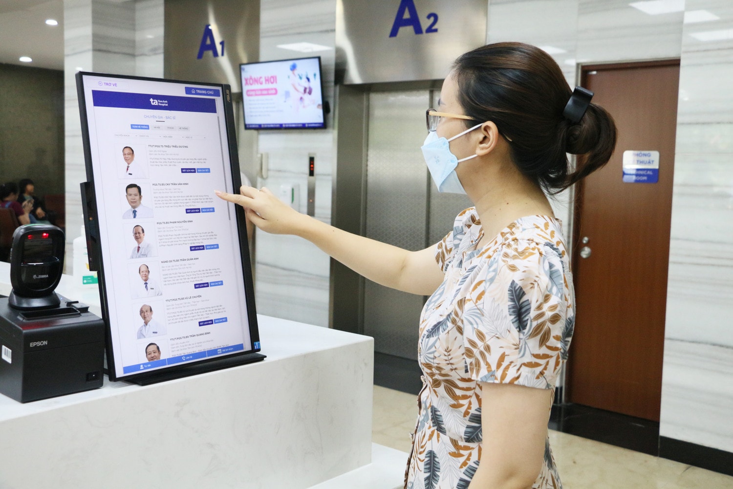 Bệnh viện Tâm Anh đưa vào sử dụng kios đăng ký và thanh toán giúp tiết kiệm thời gian chờ và thủ tục hành chính. Ảnh: BVCC Thành phố Hồ Chí Minh công bố xếp hạng chất lượng bệnh viện, Tâm Anh đứng đầu khối tư nhân -0