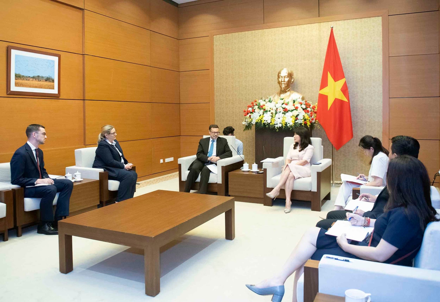 Phó Chủ nhiệm Ủy ban Đối ngoại Lê Thu Hà tiếp Đại sứ Australia tại Việt Nam