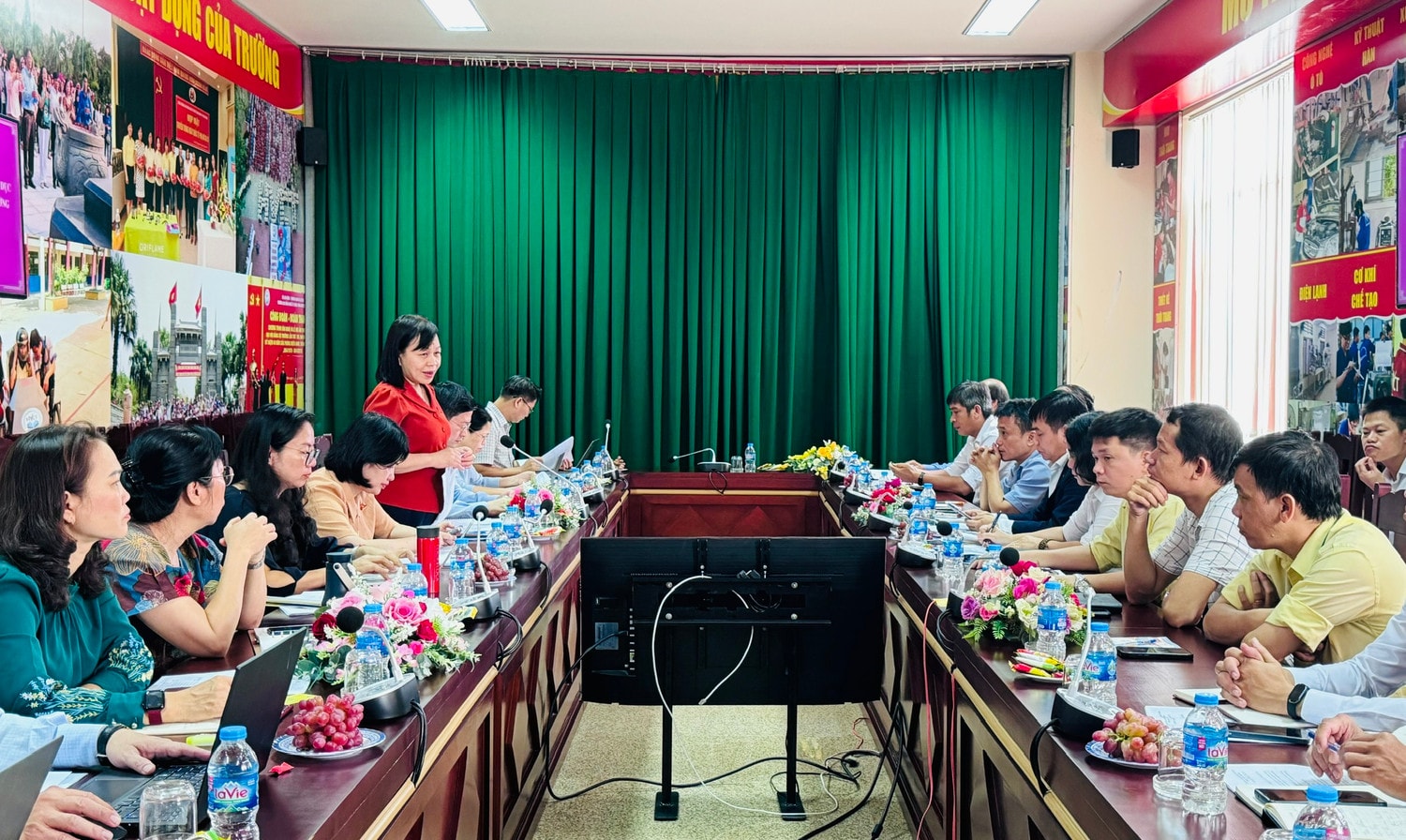 Quang cảnh cuộc làm việc 