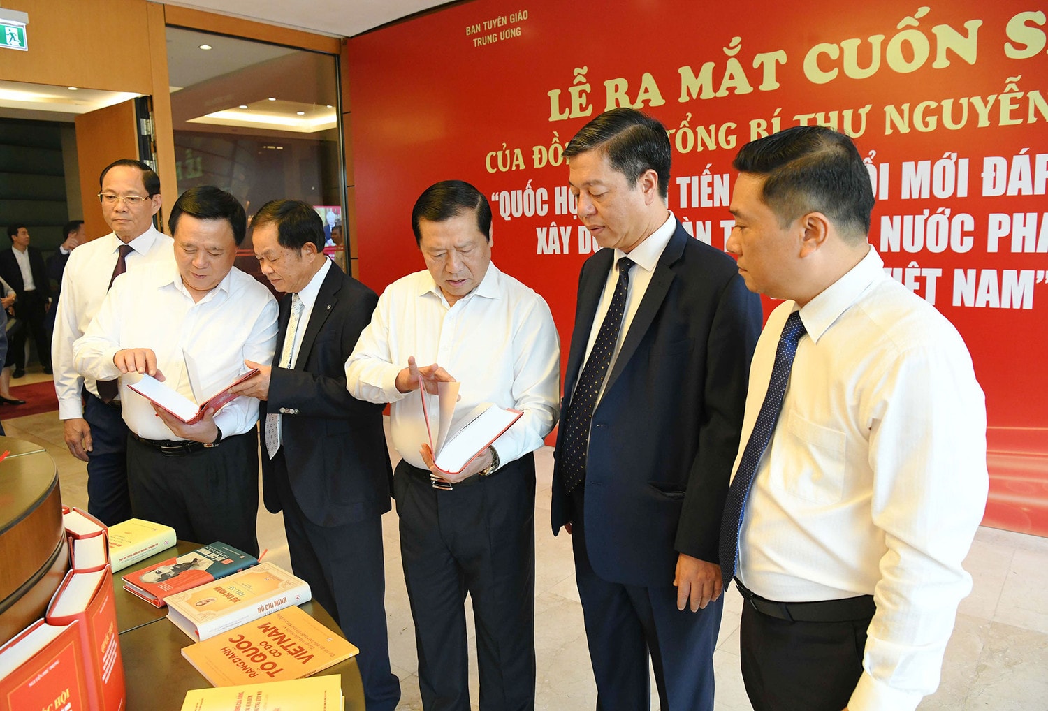 Cuốn sách của Tổng Bí thư Nguyễn Phú Trọng giúp cán bộ, đảng viên, Nhân dân nắm vững hơn quan điểm chỉ đạo của Đảng về xây dựng, hoàn thiện Nhà nước pháp quyền xã hội chủ nghĩa Việt Nam -0