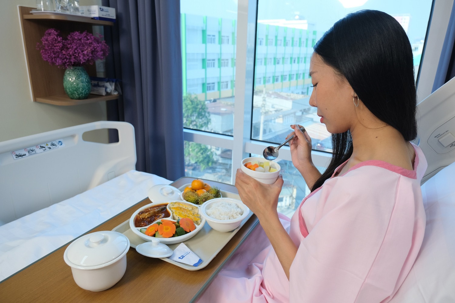 Những bữa ăn của người bệnh đều được chuyên gia dinh dưỡng - tiết chế tư vấn cẩn thận. Ảnh: BVCC Thành phố Hồ Chí Minh công bố xếp hạng chất lượng bệnh viện, Tâm Anh đứng đầu khối tư nhân -0