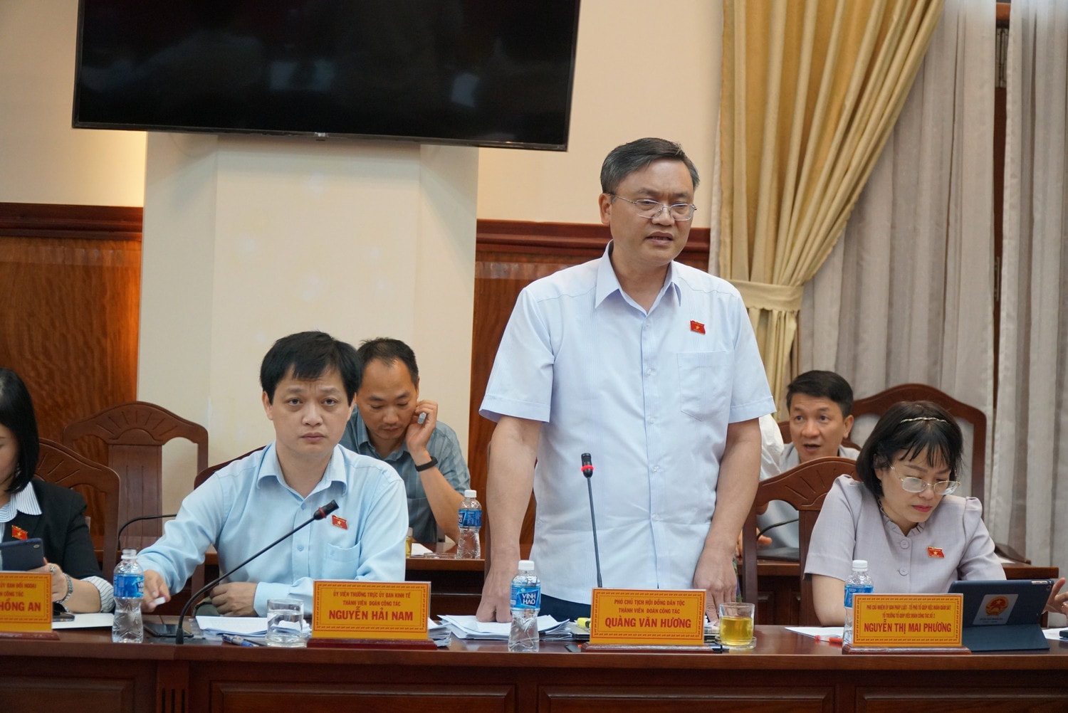 Phó Chủ tịch Hội đồng Dân tộc Quàng Văn Hương phát biểu tại cuộc làm việc