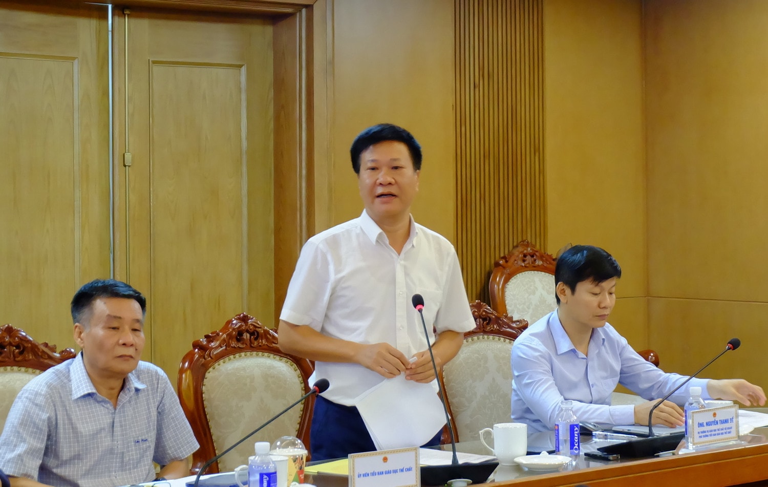 Đại diện Vụ Giáo dục thể chất trình bày Báo cáo về thực trạng công tác bảo đảm dinh dưỡng kết hợp với tăng cường hoạt động thể lực cho trẻ em, học sinh trong trường học hiện nay dscf8700-001.jpg -2